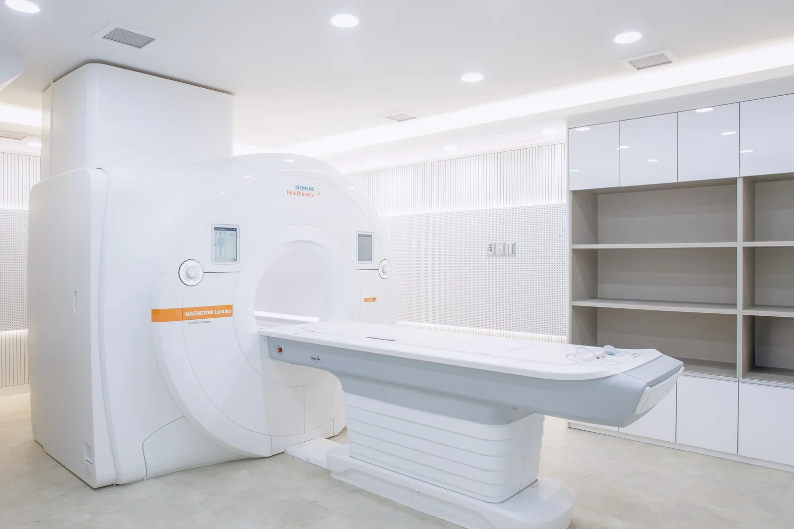 MRI 촬영실의 지멘스 MAGNETOM Lumina MRI 장비와 검사 테이블