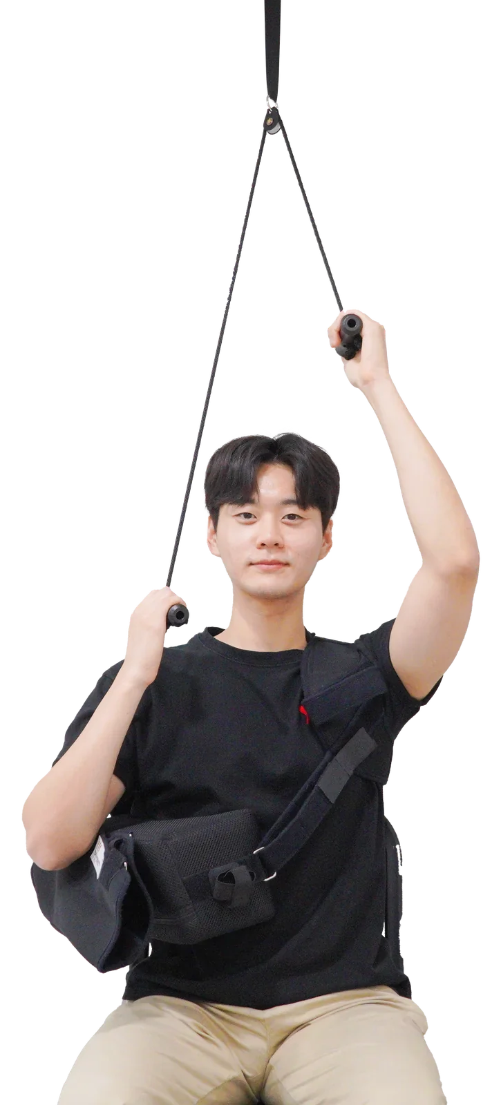 어깨 도르래 줄을 양손으로 잡고 한쪽 팔을 들어 올리는 재활 운동 자세