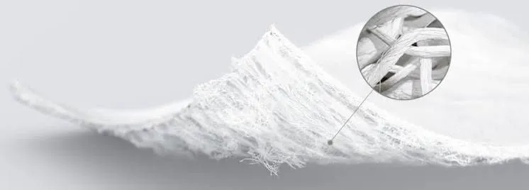 콘드로가이드 막의 단면 확대 사진. 한쪽 면은 섬유가 성기게 얽혀 있고 반대쪽 면은 매끈하다