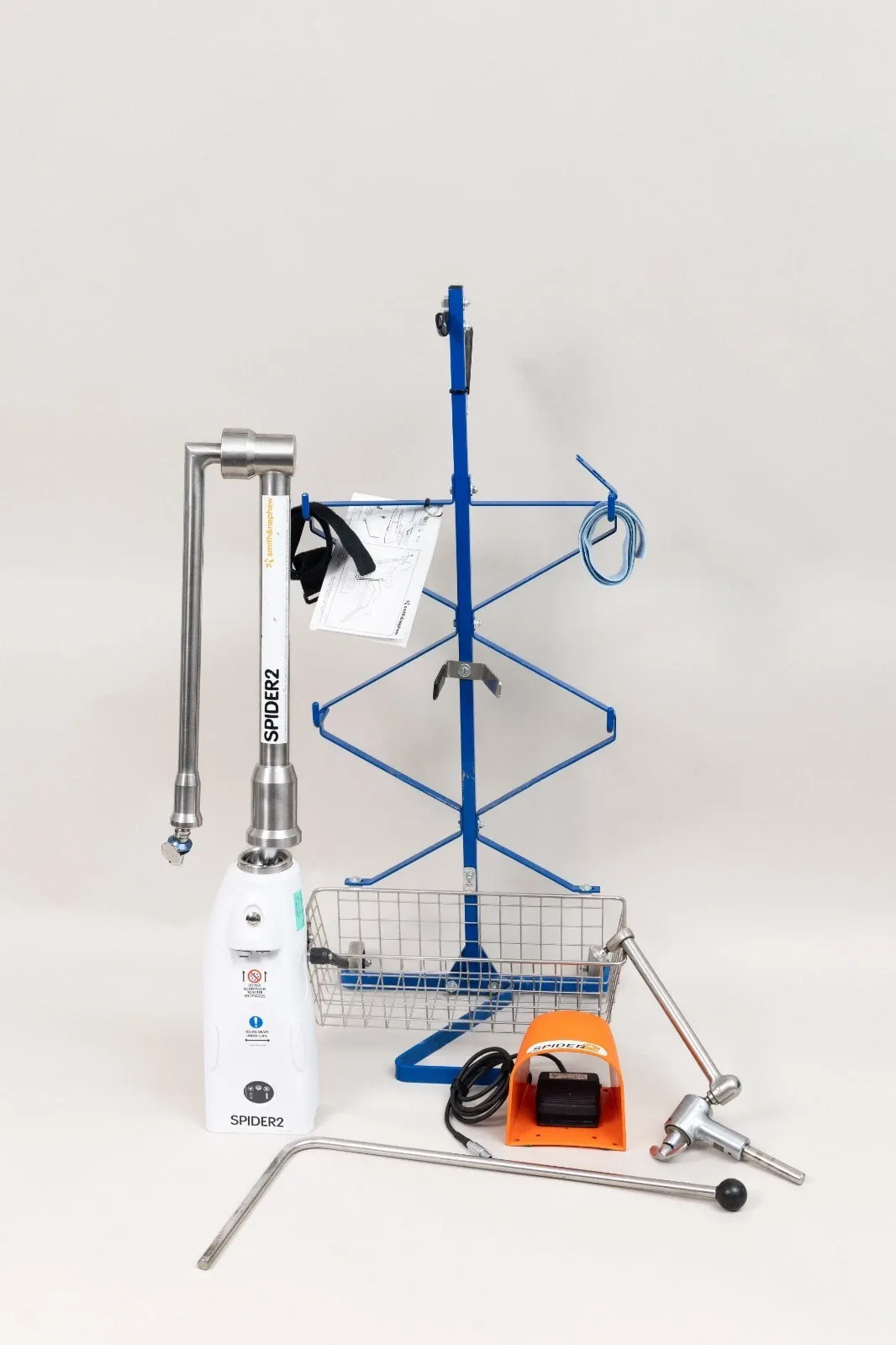 수술대에 스탠드로 설치된 SPIDER Limb Positioner